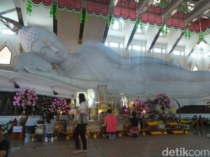Patung Buddha Tidur Raksasa dengan Batu Marmer Italia di Udon Thani