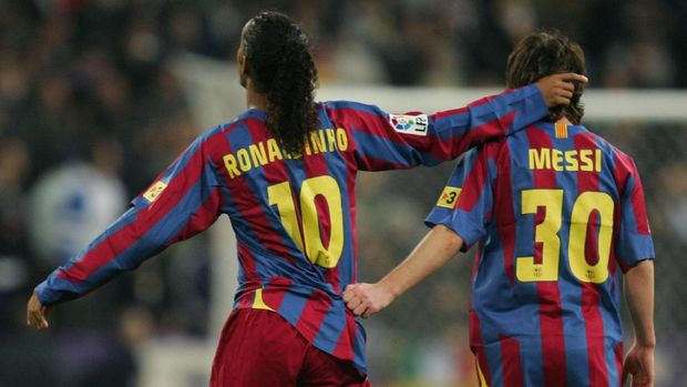 MADRID, SPAIN - NOVEMBER 19:  Ronaldinho (L) of  Barcelona celebrates with Lionel Messi after scoring a goal during the Primera Liga match between Real Madrid and F.C. Barcelona at the Bernabeu on November 19, 2005 in Madrid, Spain.  (Photo by Denis Doyle/Getty Images)