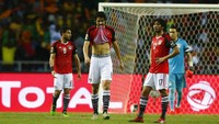 Pemain Mesir Tarek Hamed, Ahmed Hegazy dan Mohamed Elneny tertunduk lesu usai kalah di final. Reuters/Amr Abdallah.