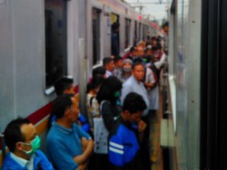 KRL Terlambat Datang, Penumpang Berdesakan di Stasiun Manggarai