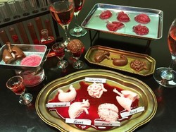 Hii! Cetakan Cokelat Valentine Ini Berbentuk Organ Tubuh hingga Kotoran