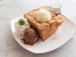 Di Pejaten Village Bisa Ngemil Honey Toast dan Roti Prata yang Manis Enak