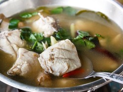 Slurp! Siang Ini Enaknya Bikin Sup Ikan yang Gurih Hangat