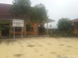 Sekolah Tanpa Air di Siak, Kepsek Terpaksa Bawa Jeriken dari Rumah