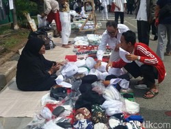 Atribut FPI Laris Manis di Area Sidang Ahok, Pedagang Raup Untung