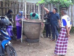 Warga Probolinggo Dikejutkan Penemuan Guci Saat Gali Rumah