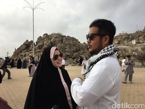 Ini yang Dirasakan Dewi Sandra Saat Thawaf Harus Pakai Kursi Roda