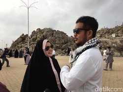 Ini yang Dirasakan Dewi Sandra Saat Thawaf Harus Pakai Kursi Roda