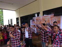 Aksi Djarot Saat Blusukan di Radio Dalam: Nyanyi hingga Berbelanja