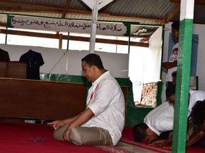 Kunjungi Masjid di Kampung Akuarium, Anies Baswedan Jadi Imam Salat