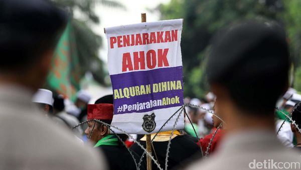 Massa Pro dan Kontra Ahok Ramaikan Sidang Ke-9