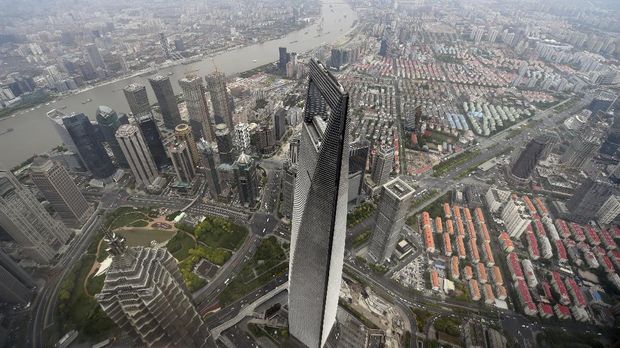 This picture taken on May 8, 2015 shows a view of the Shanghai World Financial Center (C) from the 120th floor of the new Shanghai Tower, which is still under construction.  The 632-metre Shanghai Tower (2,073 ft) is expected to be completed in the summer of 2015.     AFP PHOTO / JOHANNES EISELE / AFP PHOTO / JOHANNES EISELE