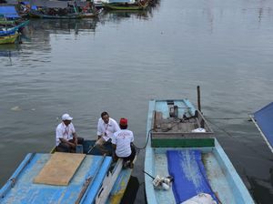 Blusukan ke Kampung Akuarium, Anies Naik Perahu Lihat Tembok Laut
