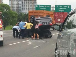 HR-V Terbalik di Km 13 Tol Bekasi Barat