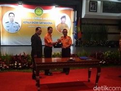 Marsekal Sulistyo Serahkan Komando Basarnas ke Marsekal Syaugi