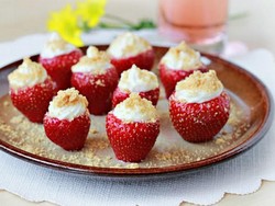 Buat Sendiri Strawberry Isi Cream Cheese yang Segar Ini