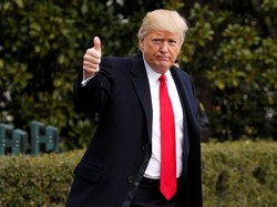 Alasan Setelan Jas Donald Trump Selalu Kebesaran