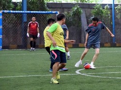 Gaya Jokowi Main Futsal Bareng Menteri dan Wartawan