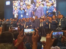 Saat Agus Yudhoyono dan SBY Nyanyi Minta Gubernur yang Baik Hati