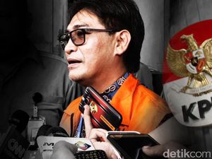 Rompi Oranye untuk Choel Mallarangeng Rompi Oranye untuk Choel Mallarangeng