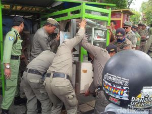 Satpol PP Bongkar Puluhan Lapak PKL di Jalan Burangrang Bandung Satpol PP Bongkar Puluhan Lapak PKL di Jalan Burangrang Bandung