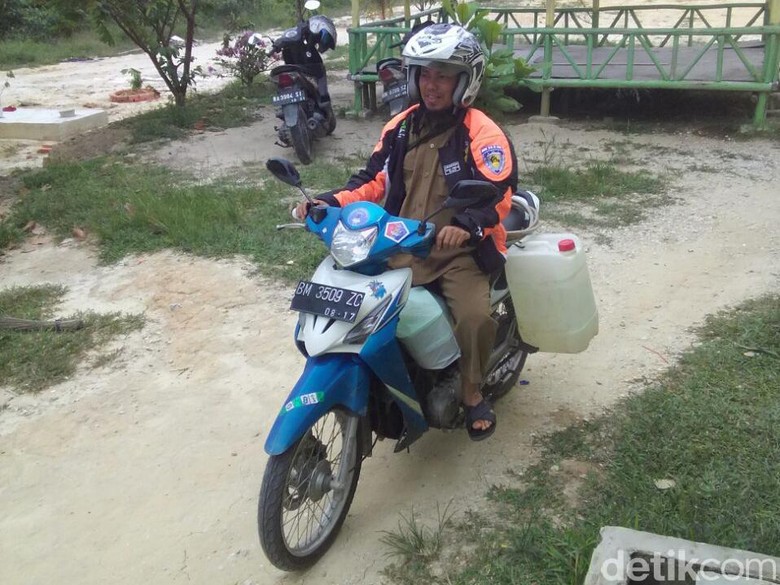 Penampakan Guru Susah Payah Bawa Air Pakai Motor ke Sekolah