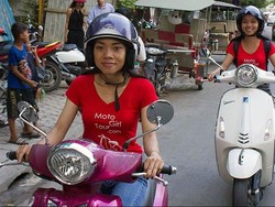 Gadis Kamboja ini Berbisnis Ojek Merangkap Pemandu Wisata