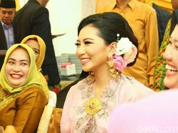 Adik JK Pasangkan Cincin Saat Lamaran Wabup Soppeng-Andi Nurul