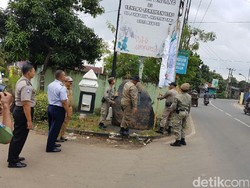 Polisi dan Satpol PP Cabut Spanduk FPI Siap Bela Ulama di Bekasi