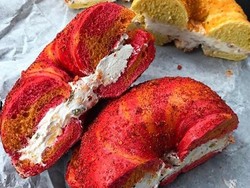 Yummy! Ada Bagel Bertabur Cheetos dengan Krim Keju Super Pedas