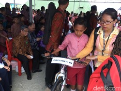 Tiba di Ambon, Jokowi Langsung Bagi-bagi Biskuit dan Kartu Sakti