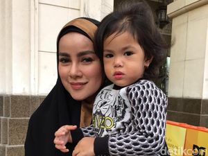 7 Gaya Stylish nan Menggemaskan Putri Olla Ramlan Saat Umrah