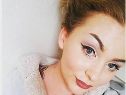 Foto Before-After Makeup, Kamu Akan Kaget Melihat Wajah Asli Wanita Ini