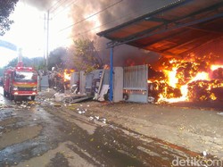 Enam Jam, Api yang Membakar Pabrik Pengolahan Plastik Belum Padam