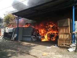 Pabrik Pengolahan Plastik di Lawang Terbakar