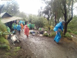 Kala Hujan Menyapa Kawah Ijen