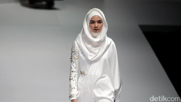 Foto: Koleksi Norma Hauri di Indonesia Fashion Week 2017