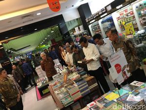 Ini Istimewanya Novel Dewi Lestari yang Dibeli Presiden Jokowi