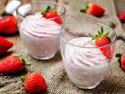 Strawberry Mousse Praktis dengan Campuran Marshmallow untuk Valentine
