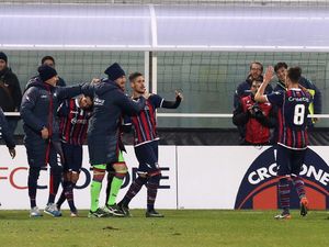 Demi Napoli, Crotone Bertekad Jegal Juve