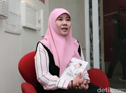 Foto Bareng Jokowi, Asma Nadia Pose 2 Jari Dukung Prabowo