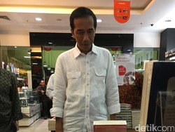 Nikmati Ambon ala Jokowi: Salat Jemaah, Makan Bakso dan Beli Buku