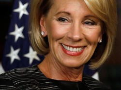 Dianggap Tak Pantas, Betsy DeVos Dilantik Jadi Menteri Pendidikan AS