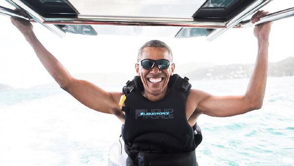 Bermain Kitesurfing di Karibia, Obama Semringah Banget
