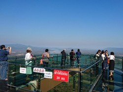 Uji Adrenalin di Jembatan Kaca Thailand, Berani?