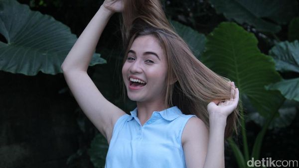 Gaya Ceria dan Centil ala Elina Joerg