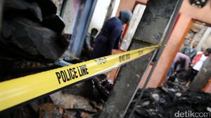 Mengais Puing Sisa Kebakaran