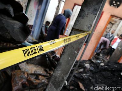 Mengais Puing Sisa Kebakaran