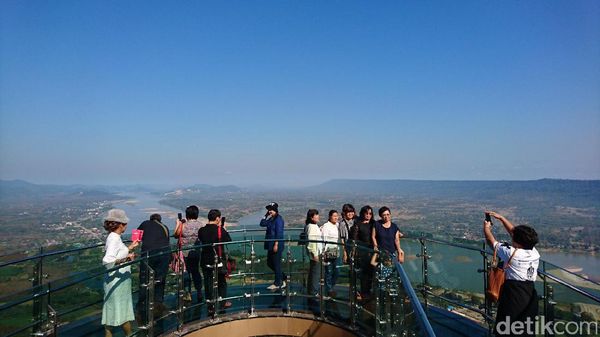 Melayang di Atas Sungai Mekong