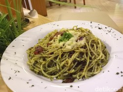 Brownstone : Spaghetti Saus Pesto Bertopping Keju Leleh